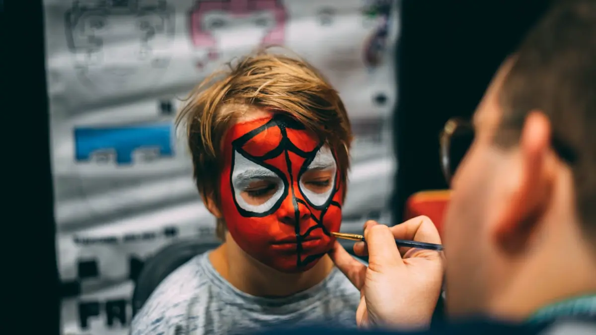 Film Spider-Man: Brand New Day menginspirasi tren makeup di media sosial. (Pexels/Kevin Bidwell)