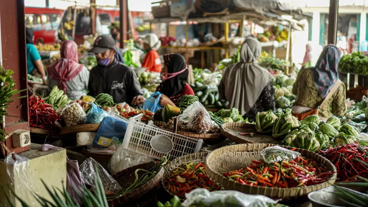 Harga cabai rawit merah dan telur ayam ras menembus Rp72.400 dan Rp31.650 per kilogram. (Pexels/tsaqif ss)
