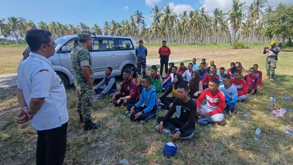 Jajaran Forpimka Muncar meninjau sekaligus memberikan pembinaan kepada para personel Paskibra di Lapangan Blambangan, Kecamatan Muncar, Sabtu (8/8). (Slamet Hariyadi for Radar Banyuwangi)