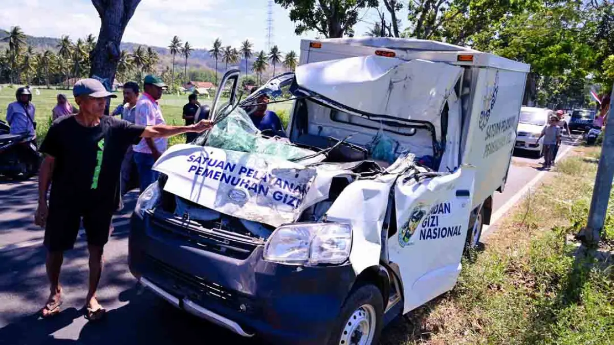 Kendaraan nopol P 8312 yang mengangkut ompreng MBG ringsek setelah menabrak bagian belakang truk di jalan lingkar Ketapang, Kalipuro pukul 09.00, Senin (10/8). (Ramada Kusuma/Radar Banyuwangi)