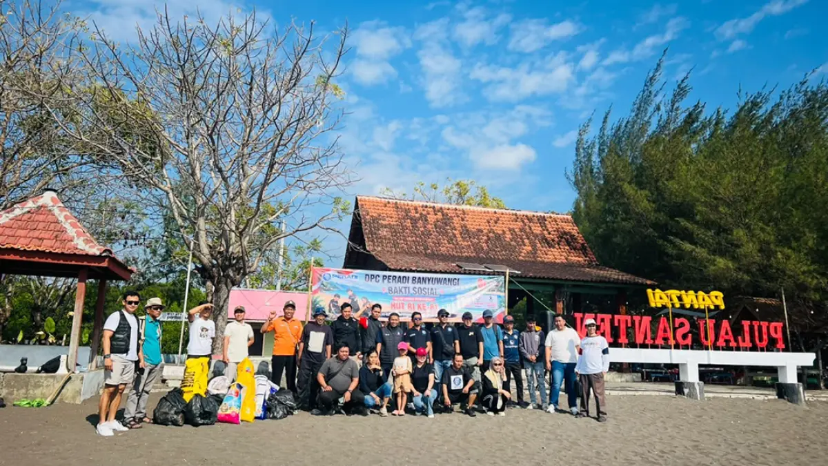 KOMPAK: Sejumlah pengurus DPC Peradi Banyuwangi berfoto bersama usai menggelar Bakti Sosial dengan bersih-bersih di Pantai Pulau Santen Banyuwangi pada Sabtu (8/8). (Bagus Rio/Radar Banyuwangi)