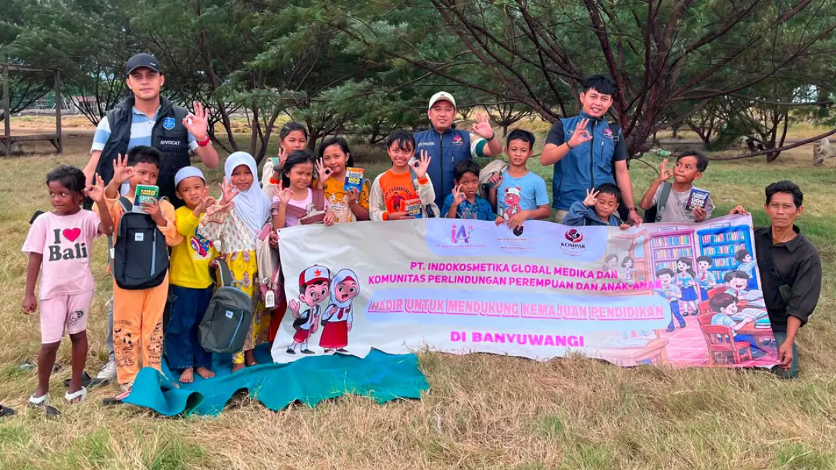 KONTRIBUSI: Pihak PT Indokosmetika Global dan Ketua Kompak bersama anak-anak penerima bantuan perlengkapan sekolah di Pantai Savana, Kertosari, Senin (10/8). (Very for Radar Banyuwangi)