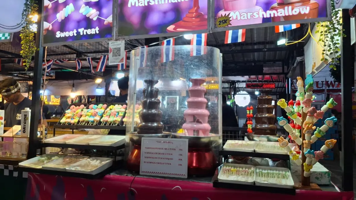Marshmallow berbentuk karakter lucu mencuri perhatian pengunjung bazar. (Rizkia untuk Radar Banyuwangi)