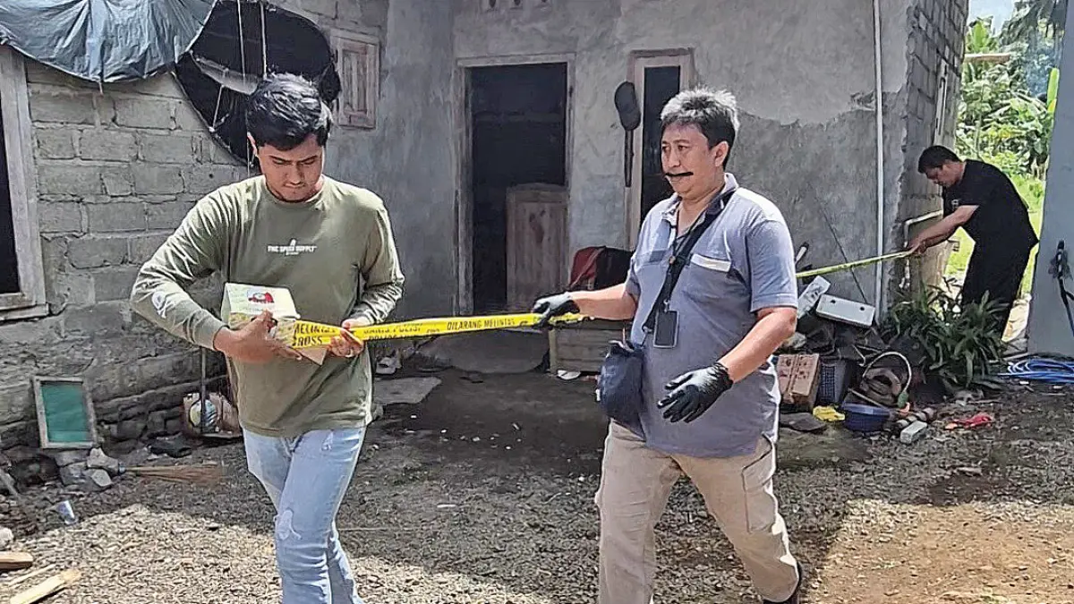 PASANG GARIS POLISI: TKP penusukan maut yang menewaskan Yuni Khomsiyah, 29, di Dusun Krajan, Desa Temuasri, Kecamatan Sempu. (Salis Ali/Radar Banyuwangi)