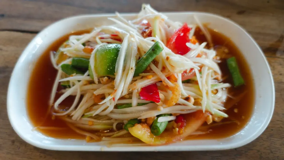 Pepaya muda diolah menjadi Som Tam, street food khas Thailand yang mulai menarik perhatian di Banyuwangi. (Pexels/Markus Winkler)