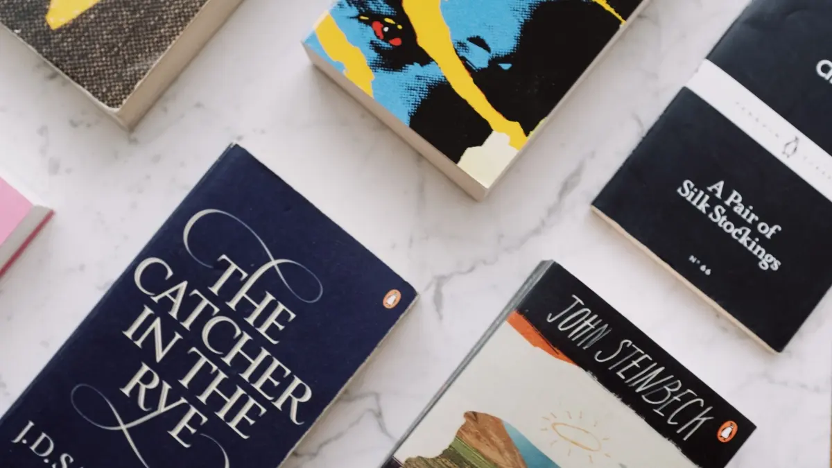 Perbedaan novel dan film adaptasi kerap memicu kekecewaan pembaca. (Pexels/ready made)