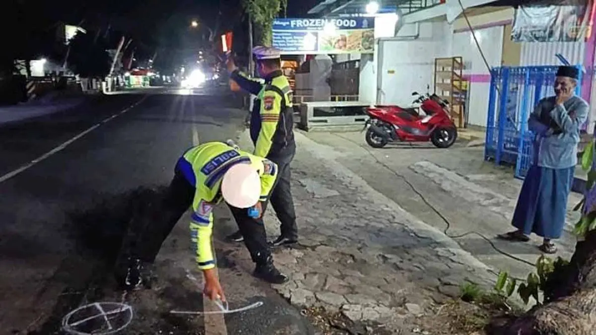 Personel Unit Gakkum Satlantas Polresta Banyuwangi melakukan olah TKP di Jalan KH Hasyim Asy’ari, Desa Gentengwetan, Kecamatan Genteng, Sabtu malam (8/8). (Unit Gakkum Polresta Banyuwangi)