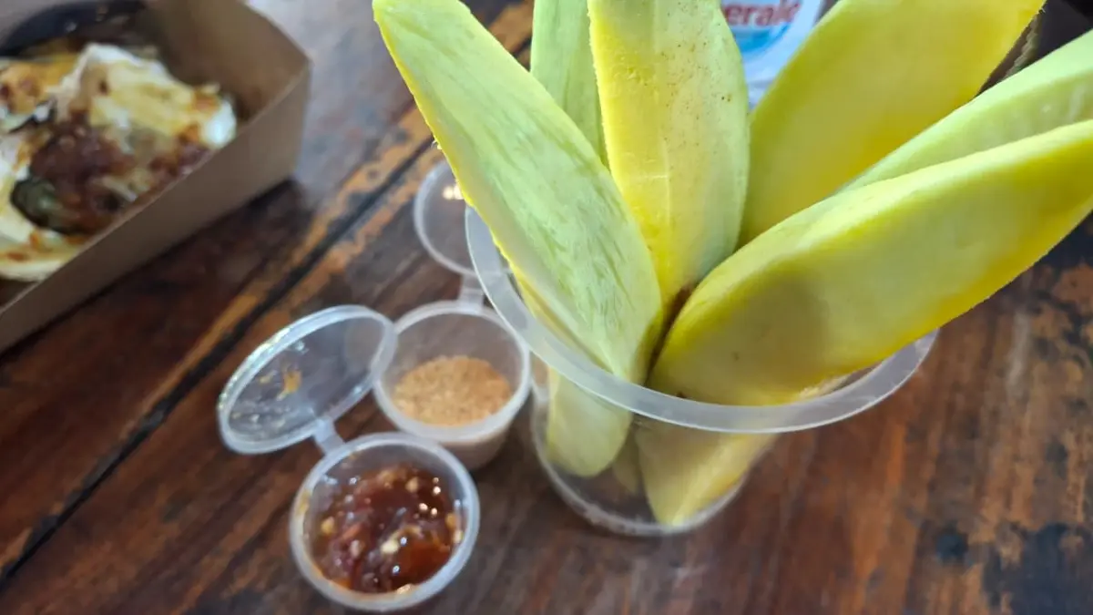 Rujak mangga bumbu Bangkok. (Rizkia untuk Radar Banyuwangi)