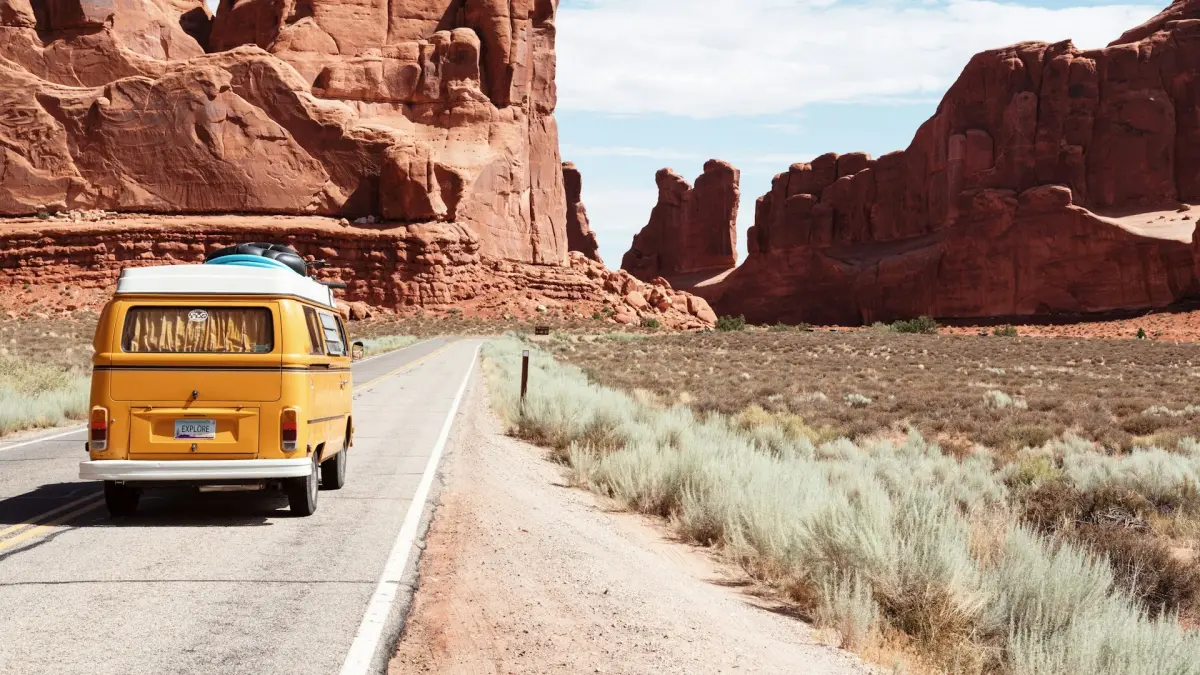 Slow travel mulai mengubah cara wisatawan menikmati liburan.  (Unsplash/Dino Reichmuth)