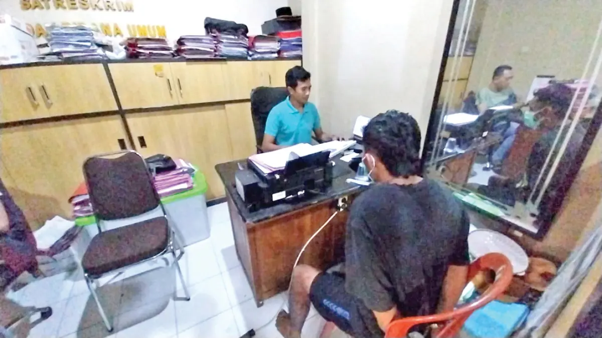 TERSANGKA: Supriadi menjalani pemeriksaan di Mapolresta Banyuwangi, Senin (10/8). (Satreskrim Polresta Banyuwangi)
