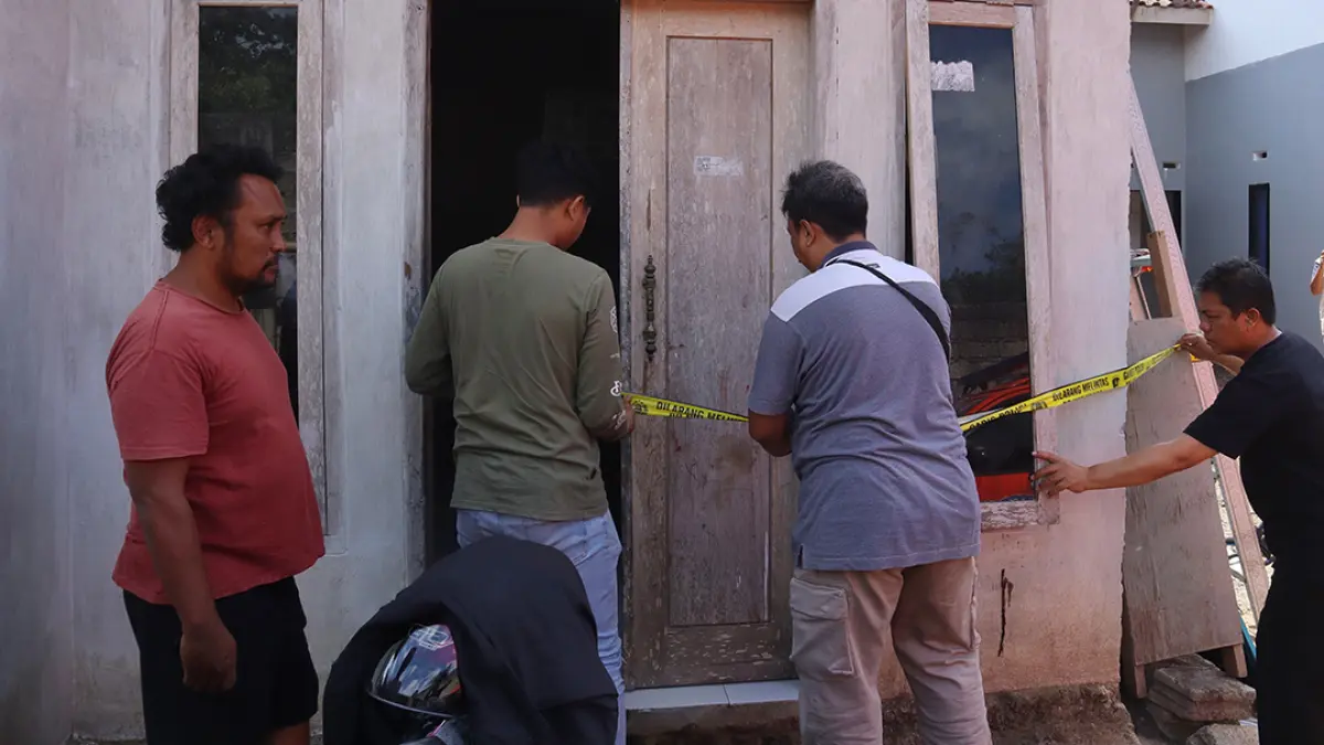 TKP: Tim kepolisian dari jajaran Polresta Banyuwangi bersama Polsek Sempu melakukan identifikasi kejadian dugaan pembunuhan di Dusun Krajan, Desa Temuasri, Kecamatan Sempu, Minggu (9/8). (Salis Ali/Radar Banyuwangi)