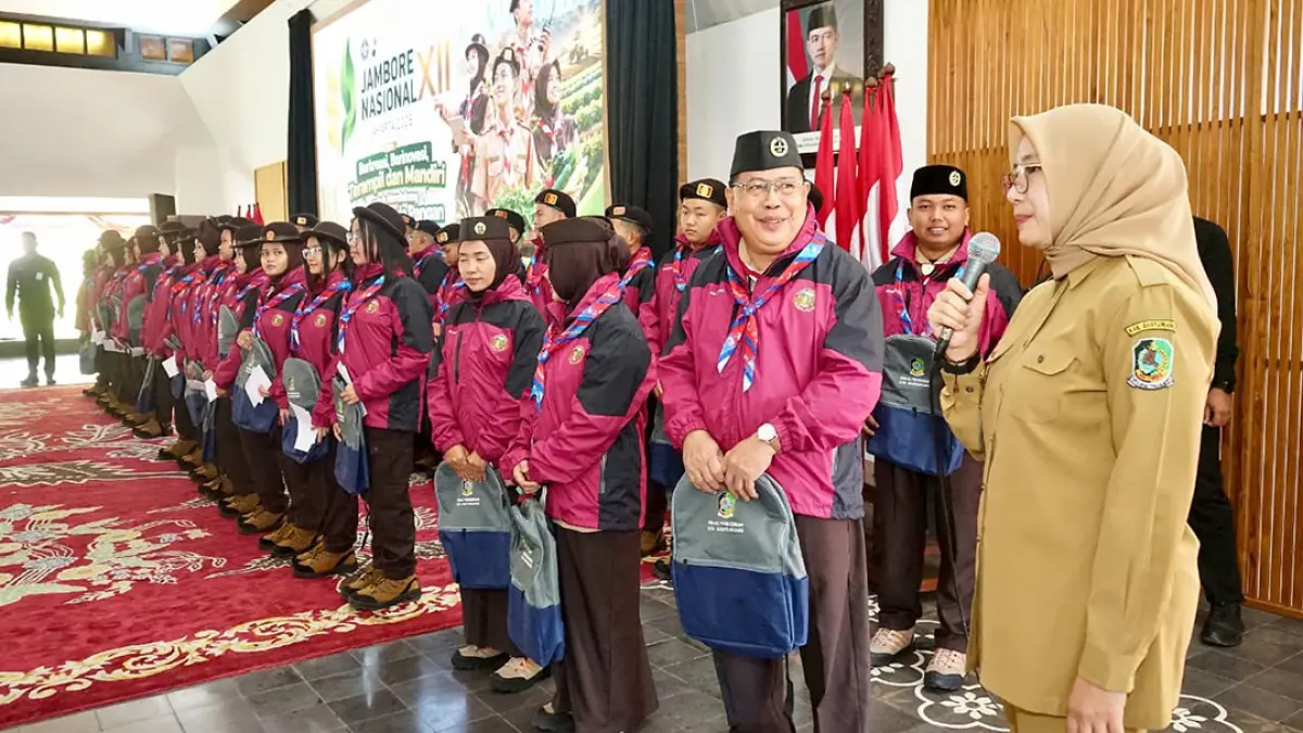32 Pramuka Penggalang Banyuwangi dilepas Bupati Ipuk menuju Jamnas. Mereka diminta menjaga nama daerah sekaligus mengenalkan budaya dan wisata. (banyuwangikab.go.id)