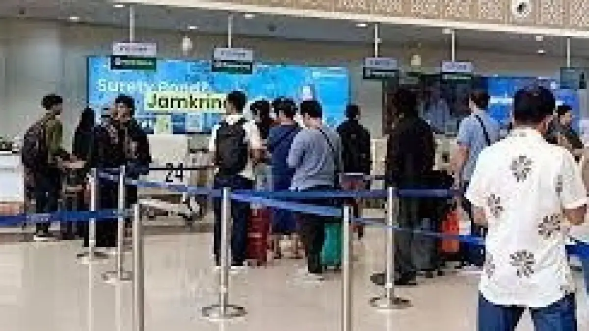 AKTIVITAS BANDARA BANJARMASIN: Meski harga tiket pesawat cukup tinggi, namun tetap diminati calon penumpang. Terutama yang hendak terbang ke Surabaya. (Foto: Dok Radar Banjarmasin)