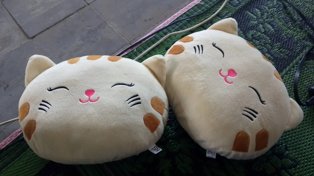 Bantal karakter dan barang lucu. (Meivira untuk Radar Banyuwangi)
