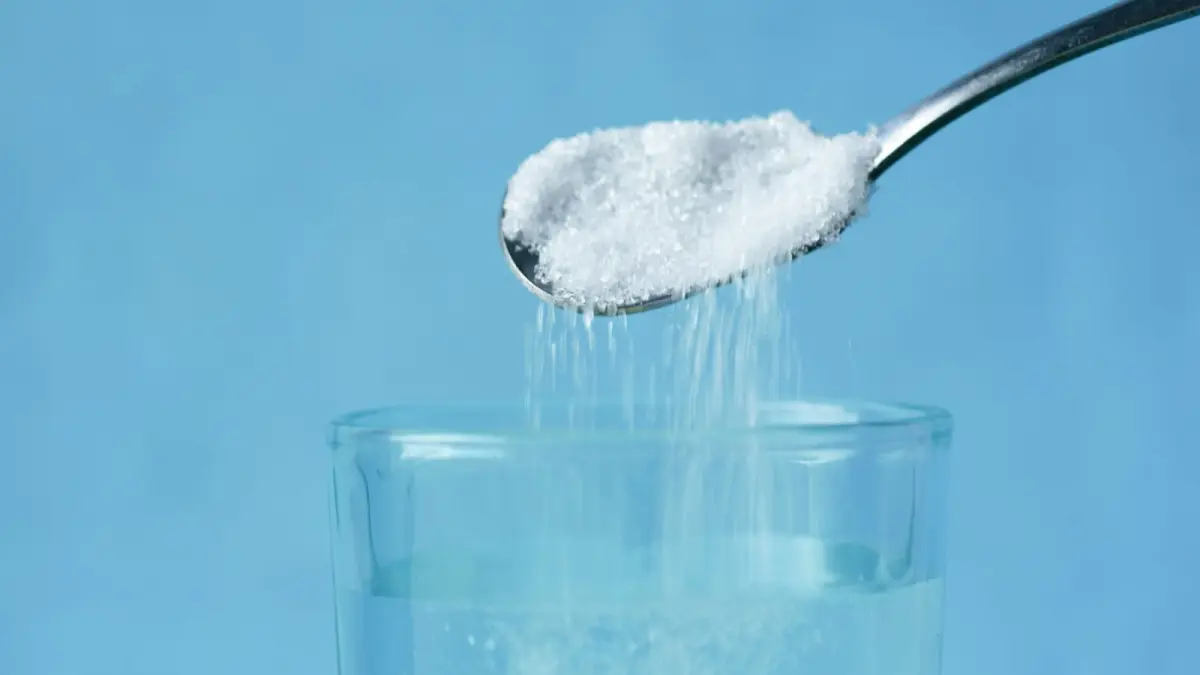 Berkumur dengan air garam hangat dapat membantu meredakan sariawan. (Pexels/Towfiqu barbhuiya)