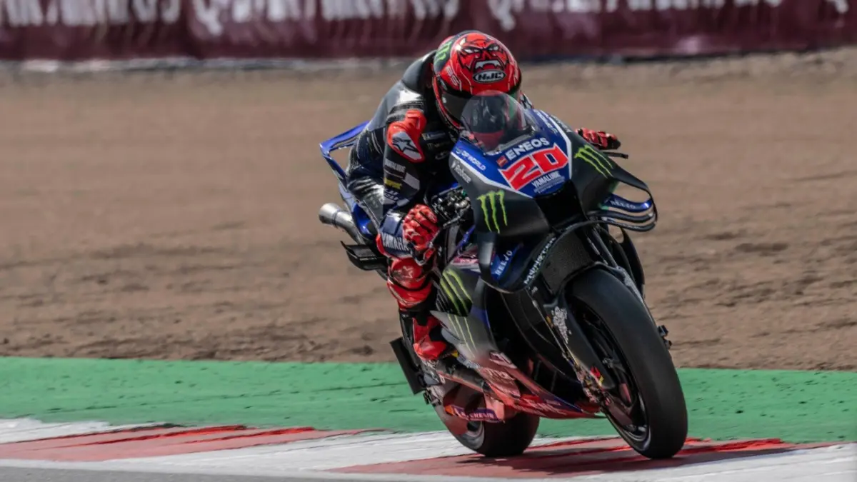 Fabio Quartararo memacu motor Monster Energy Yamaha dalam persaingan MotoGP Inggris 2026 di Sirkuit Silverstone. (Yamaha MotoGP)