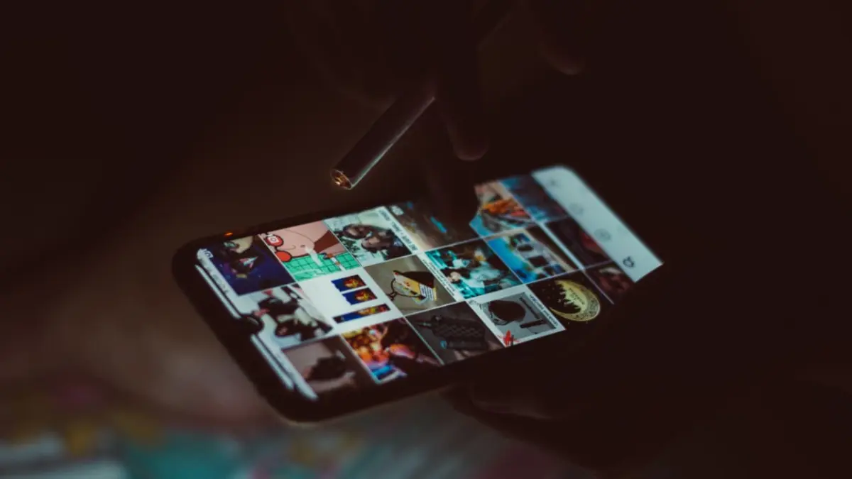 Fenomena unposted photos menjadi kebiasaan anak muda yang memilih menyimpan foto estetik di galeri. (Pexels/Ravi Kant)