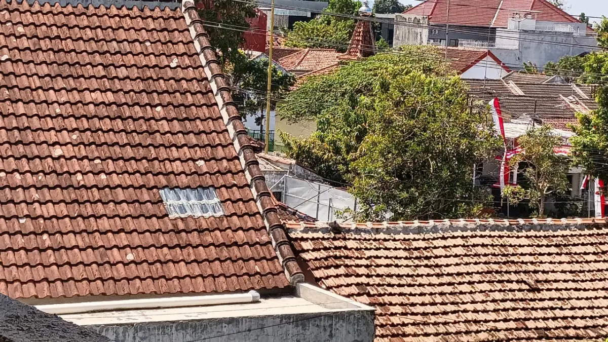 Genteng kaca bisa menjadi solusi untuk memasukkan cahaya alami. (Meivira untuk Radar Banyuwangi)