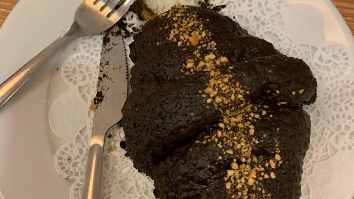 Gothic pastry tampil dengan warna hitam pekat yang kontras dengan tekstur berlapis dan topping di atasnya. (Mayang untuk Radar Banyuwangi)