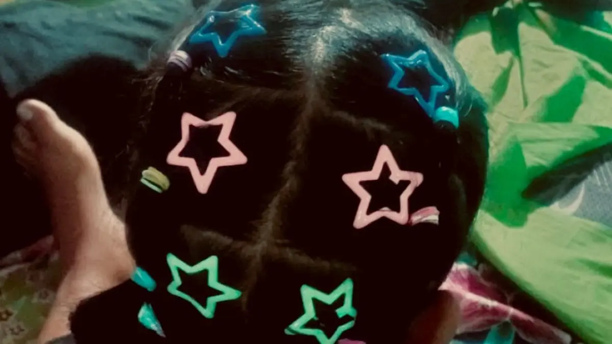 Jepit rambut lucu kini menjadi tren aksesori di kalangan anak-anak dan remaja. (Desi untuk Radar Banyuwangi)