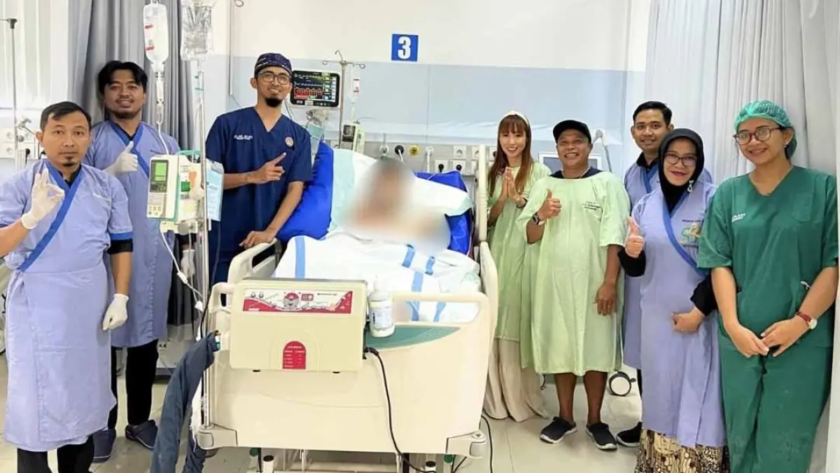 Kolaborasi dan Profesionalisme dr. Aji Setia Utama, Sp.BS, Dokter Spesialis Bedah Saraf bersama Tim ICU RSUD Blambangan Sukses Dampingi Pasien Asal Jepang. (Putri/Rsud Blambangan)