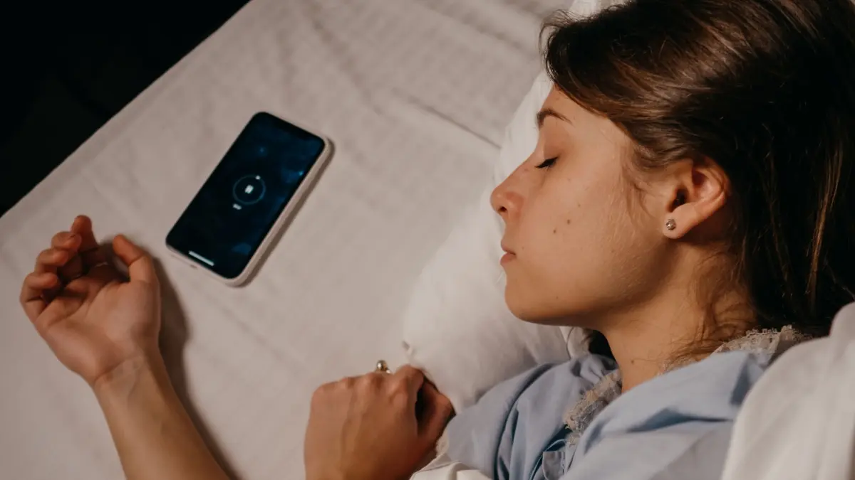 Menaruh HP di samping tempat tidur. (Pexels/Polina)