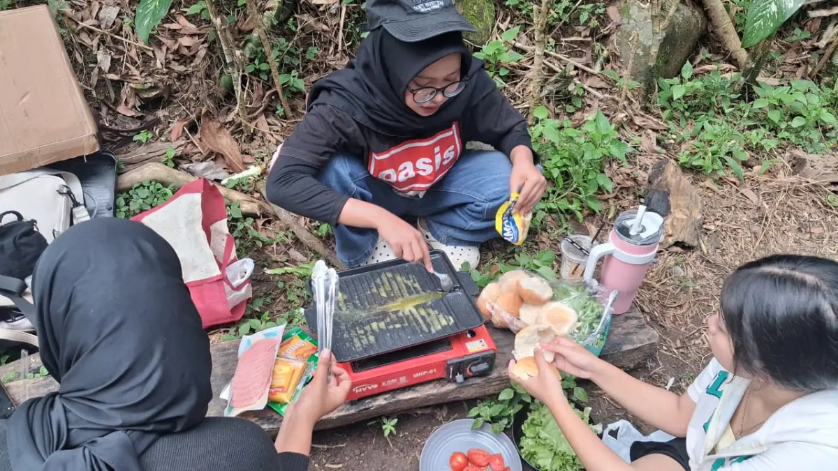 Menikmati akhir pekan bersama sahabat tak harus mahal. (Mayang untuk Radar Banyuwangi)