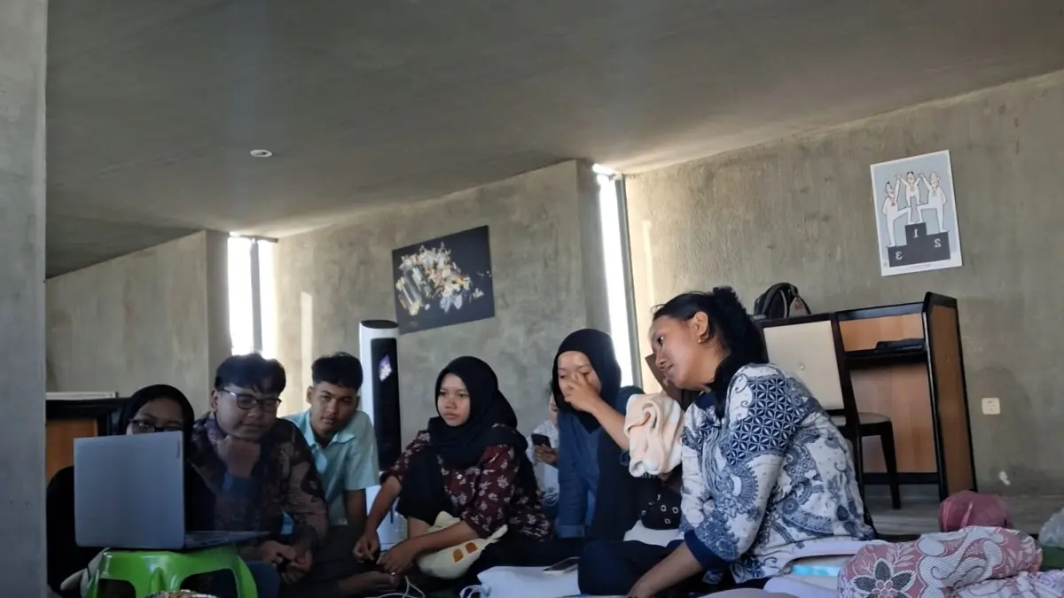 Nobar pakai laptop menawarkan keseruan berbeda dari bioskop. (Meivira untuk Radar Banyuwangi)