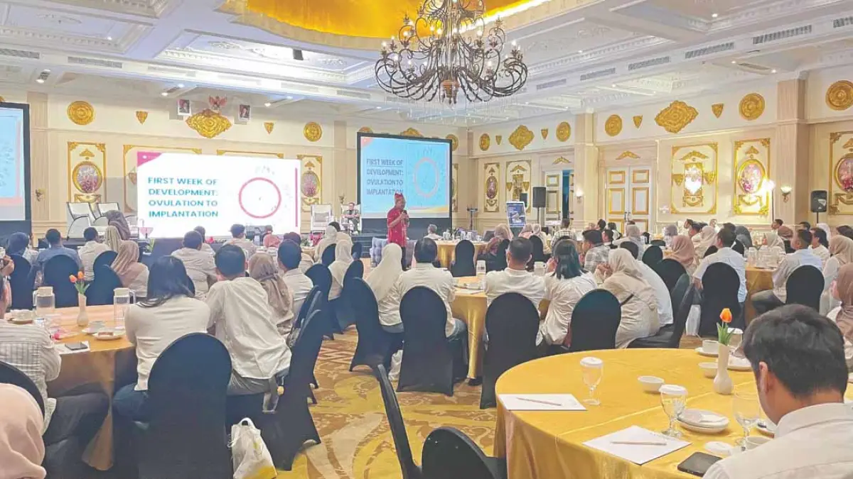 PAPARAN: Narasumber memaparkan materi pada seminar yang digelar RSI Fatimah bekerja sama dengan Morula IVF Indonesia dan Merck. (RSI Fatimah Banyuwangi)