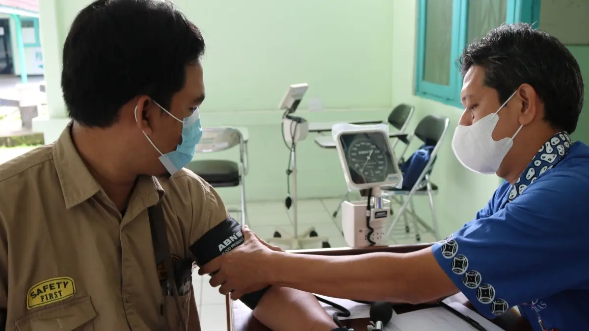Pemeriksaan kesehatan menjadi salah satu langkah penting untuk mendeteksi faktor risiko penyakit sejak dini. (Pexels/Mufid Majnun)