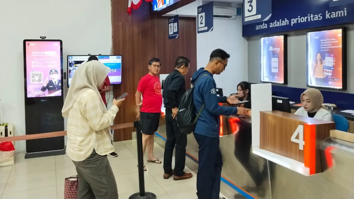 Petugas melayani pelanggan di loket stasiun. (KAI)