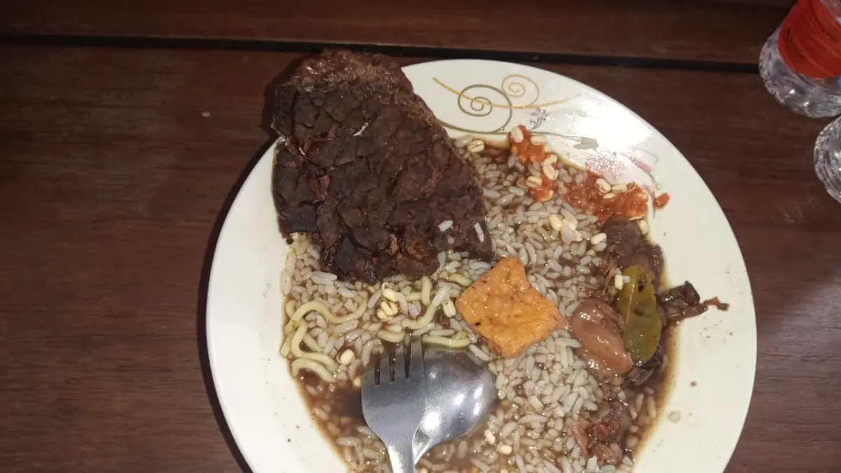 Rawon tetap menjadi pilihan sarapan yang digemari. (Balquisse untuk Radar Banyuwangi)