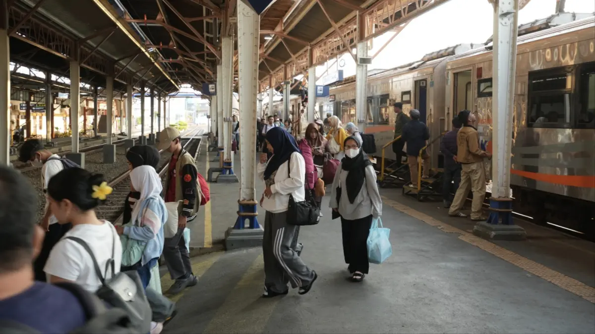 Tiga KA aglomerasi KAI Daop 4 Semarang melayani 2,3 juta pelanggan pada Semester I 2026. (KAI)