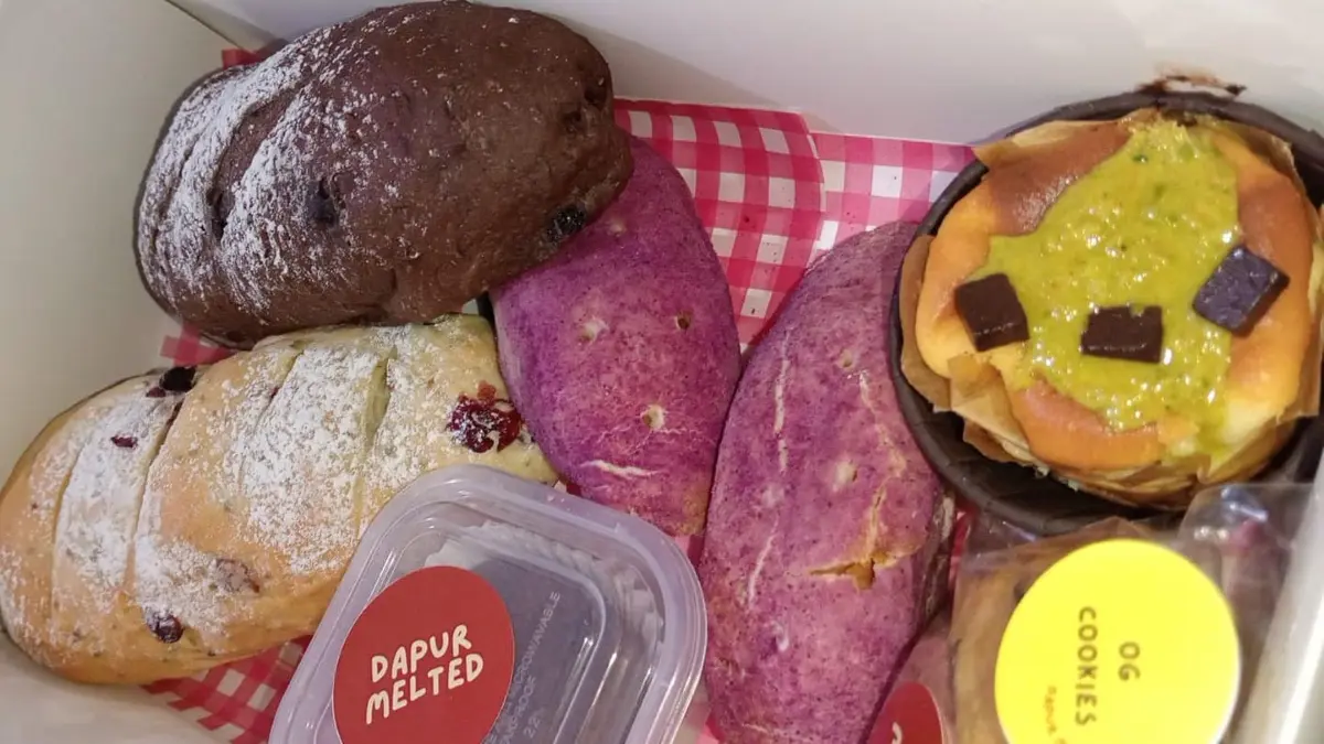 Beragam jajanan manis seperti roti, ubi ungu, dan cheesecake dengan topping pistachio serta cokelat dapat menjadi pilihan camilan praktis untuk sarapan ringan maupun untuk menemani waktu santai bersama keluarga dan teman. (Balquisse untuk Radar Banyuwangi)