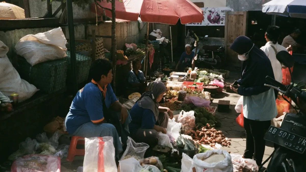 Aktivitas pedagang menjajakan komoditas pangan di pasar tradisional. (Pexels/Fajak Studio)