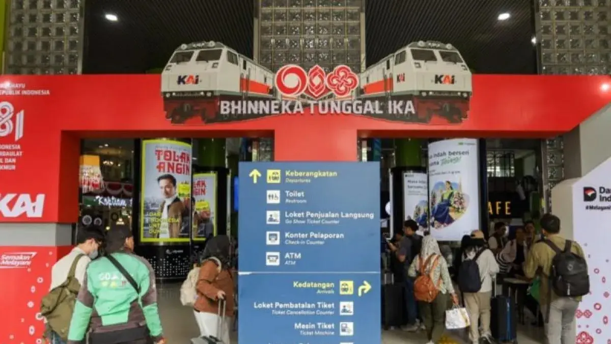 Aktivitas penumpang di salah satu stasiun keberangkatan KA Jarak Jauh di Jakarta. KAI Daop 1 Jakarta menyiapkan 234.815 tempat duduk selama periode libur HUT ke-81 RI pada 13–18 Agustus 2026. (Antara)