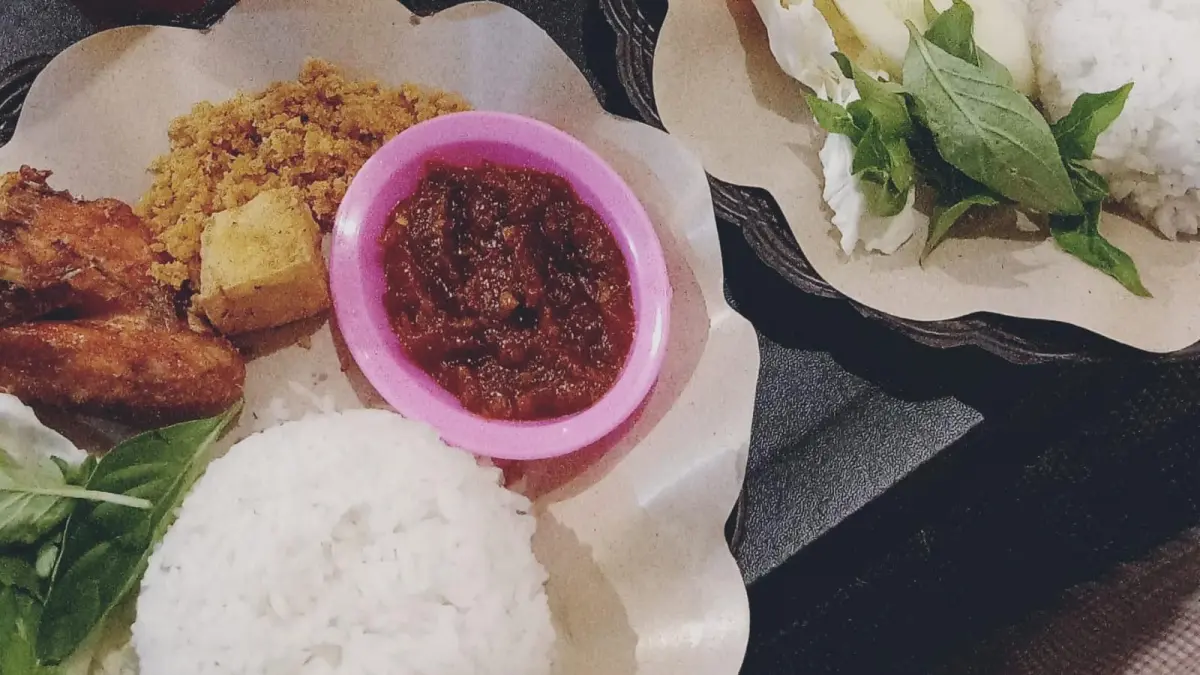 Ayam kremes dengan kremesan renyah, nasi, sambal, dan lalapan menjadi salah satu pilihan menu yang cocok disantap bersama keluarga maupun teman. (Balquisse untuk Radar Banyuwangi)