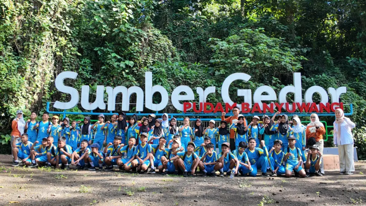BELAJAR DI LUAR KELAS: Para siswa SDN 1 Glagah bersama para pemateri saat mengunjungi Sumber Gedor Kalipuro, Rabu (12/8). (Ksatria Raya/Radar Banyuwangi)