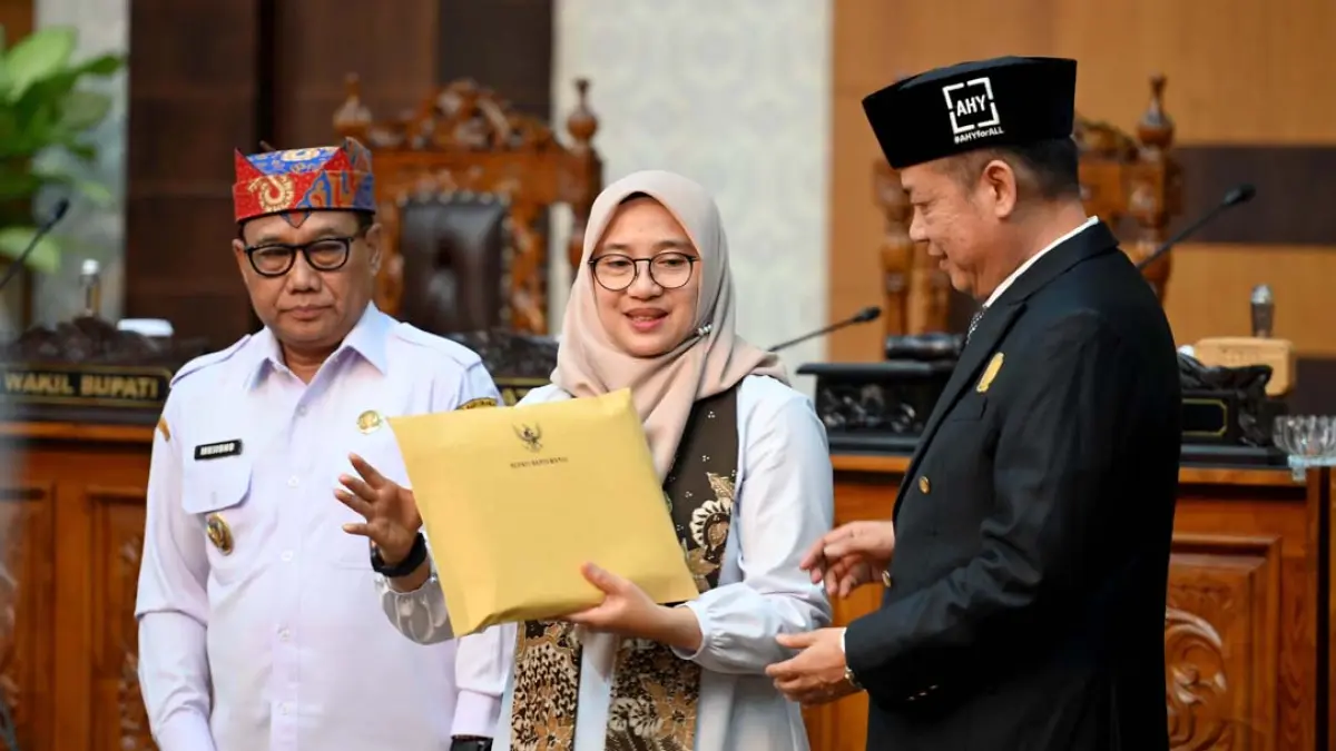 Bupati Ipuk Fiestiandani didampingi Wabup Mujiono saat menyerahkan dokumen rancangan KUA-PPAS kepada Wakil Ketua DPRD Michael Edy Hariyanto pada forum rapat paripurna dewan Juli lalu (8/7). (Ramada Kusuma/Radar Banyuwangi)