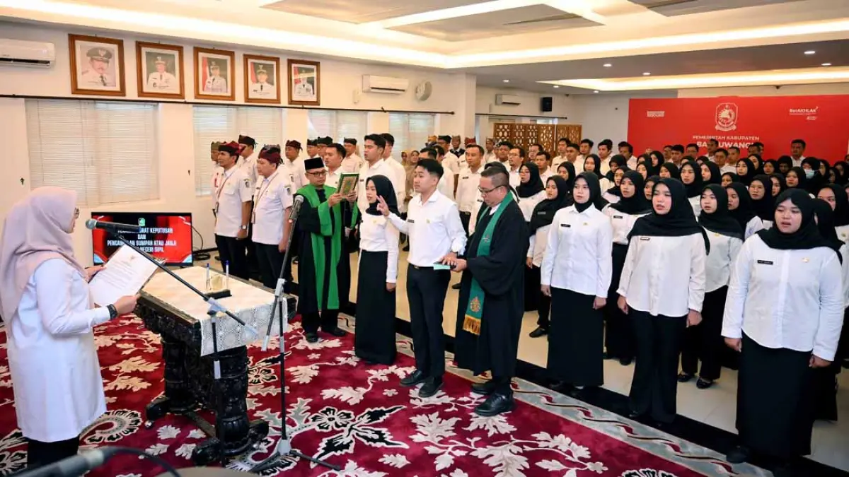 Bupati Ipuk Fiestiandani melantik 79 PNS di ruang Rempeg Jogopati kantor Pemkab Banyuwangi, kemarin (12/8). Puluhan ASN yang dilantik didominasi kalangan milenial dan Gen Z. (Ramada Kusuma/Radar Banyuwangi)
