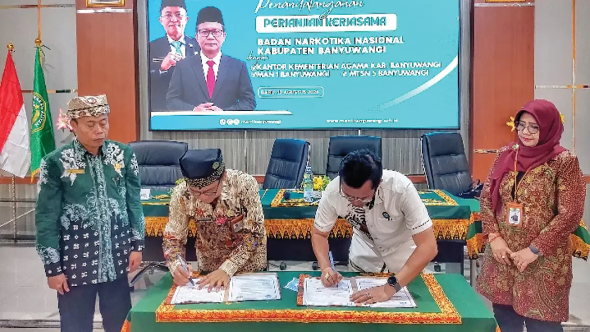 CEGAH NARKOBA: Penandatanganan kerja sama Kemenag Banyuwangi dan BNNK di Aula MAN 1 Banyuwangi Rabu (12/8). (Kemenag Banyuwangi)