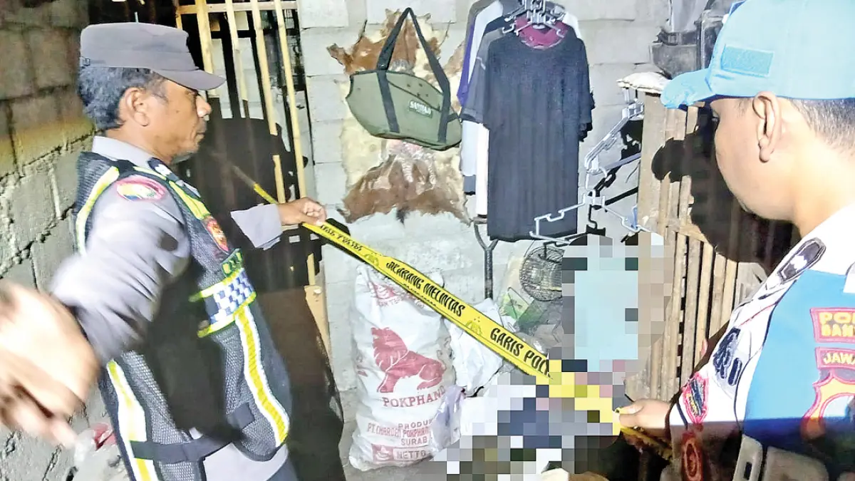 DATANGI LOKASI: Petugas kepolisian memasang garis polisi di TKP penemuan jasad Hendri Widiatmoko di Dusun Krajan, Desa Kradenan, Kecamatan Purwoharjo, Senin malam (10/8). (Agus Suhartono for Radar Banyuwangi)