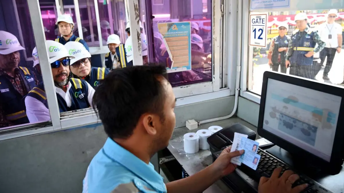 Deputi Bidang Pencegahan dan Monitoring KPK Aminudin dan Plt Direktur Anti Korupsi Badan Usaha, Arend Arthur Duma mengintip layanan tiket masuk kapal di Pelabuhan ASDP Ketapang, Rabu (12/8). (Ramada Kusuma/Radar Banyuwangi)