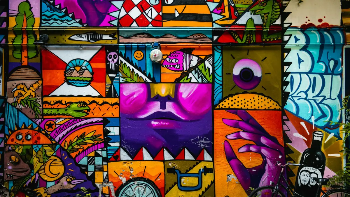 Dinding kota menjelma menjadi galeri terbuka. Street art dan mural tak hanya mempercantik ruang publik, tetapi juga membawa pesan sosial, membangun identitas kawasan, dan membuka peluang ekonomi kreatif. (Unsplash/Mateo Krossler)