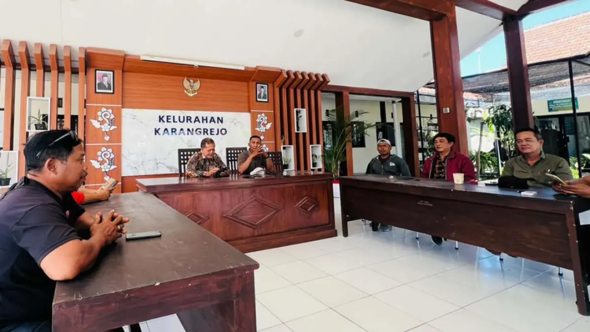 DISKUSI: Ketua LPMK Karangrejo Kusnahadi (depan kiri) berdiskusi bersama warga lainnya di kantor Kelurahan Karangrejo, RAbu (12/8). (Bagus Rio/Radar Banyuwangi)