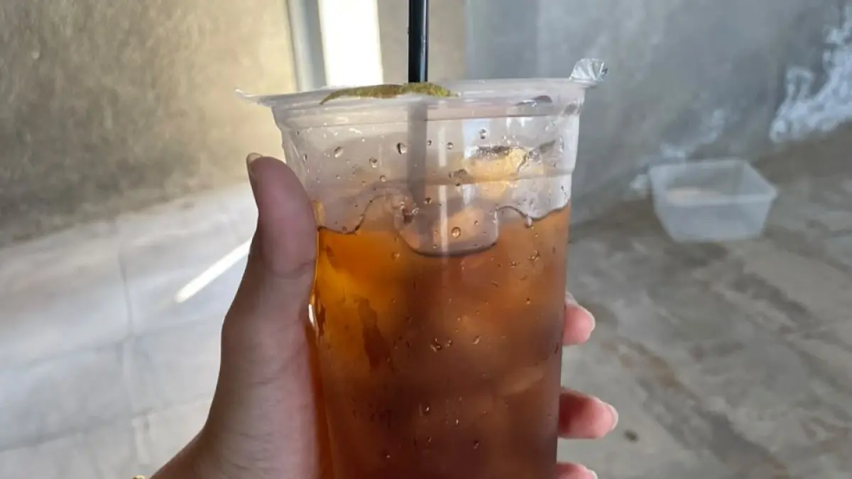 Es teh menjadi minuman favorit banyak orang setelah makan. Namun, waktu konsumsi dan jumlah gula perlu diperhatikan agar kebiasaan tersebut tetap lebih bijak bagi kesehatan. (Desi untuk Radar Banyuwangi)