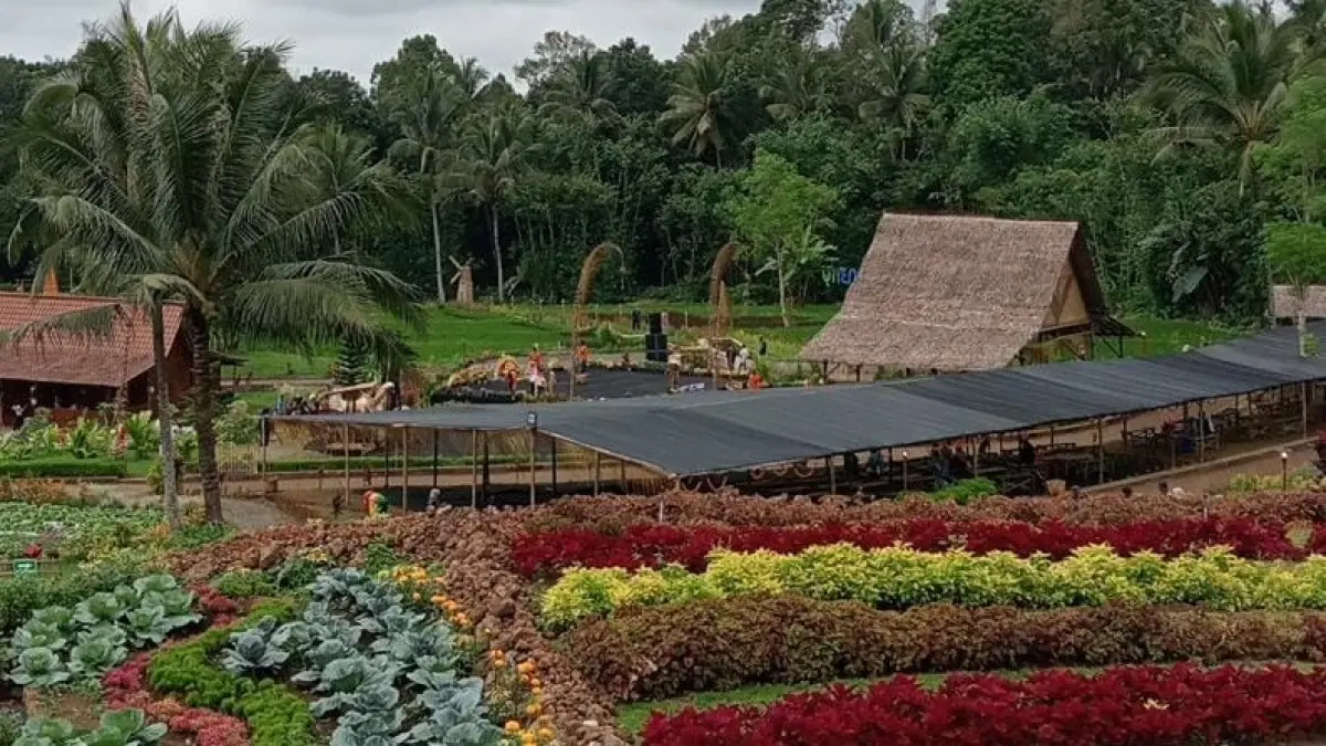Hamparan tanaman hijau dan warna-warni berpadu dengan kolam air serta bangunan bernuansa tradisional, menghadirkan suasana asri yang cocok untuk bersantai dan mengabadikan momen bersama keluarga. (Balquisse untuk Radar Banyuwangi)