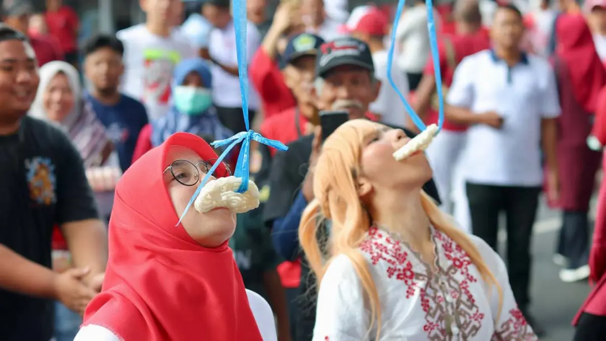 ILUSTRASI: Bupati Ipuk Fiestiandani ikut lomba makan kerupuk di area Community and Food Day (CFD) Jalan Ahmad Yani Banyuwangi pada Agustus 2025 lalu. (Dok.Radar Banyuwangi)