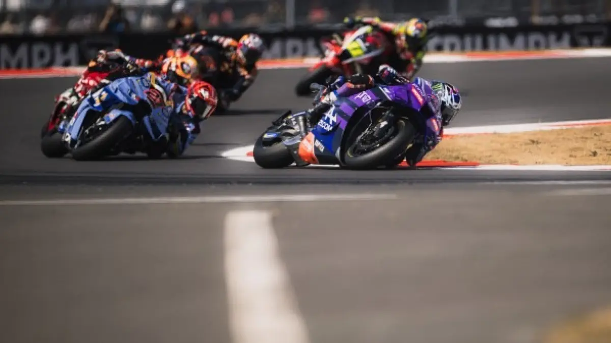 Jack Miller memacu Yamaha Pramac dalam MotoGP Inggris di Sirkuit Silverstone. Miller mengakui performa Yamaha masih tertinggal dari barisan depan. (Yamaha MotoGP)