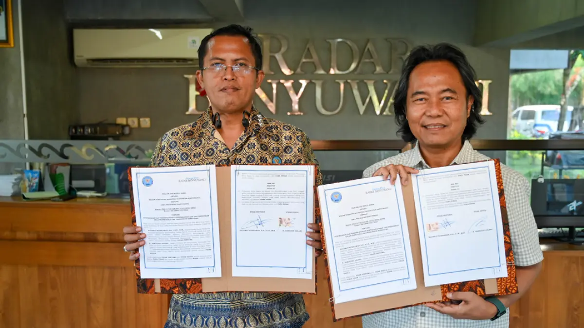JALIN SINERGI: Kepala BNNK Banyuwangi Kombespol Rachmat Kurniawan (kiri) bersama Direktur Radar Banyuwangi Samsudin Adlawi menunjukkan dokumen MoU pemberanhtasna narkoba di Grha Pena, Selasa (11/8). (Ramada Kusuma/Radar Banyuwangi)